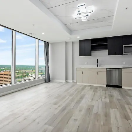 Luxury Penthouse With Panoramic Skyline Views